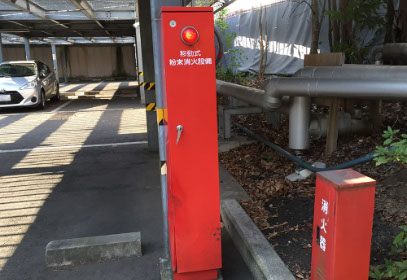 K様　店舗駐車場　移動式粉末消火設備の交換前の写真
